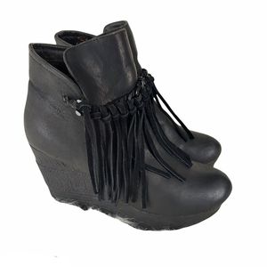 Sbicca Size 8.5M Black Zepp Wedge Ankle Boots